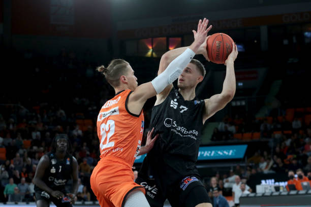 对阵伯恩茅 对阵伯恩茅